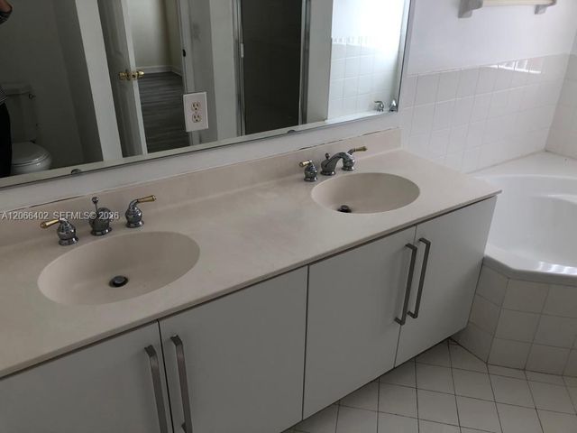 5598 NW 113th Avenue -, Doral, FL 33178