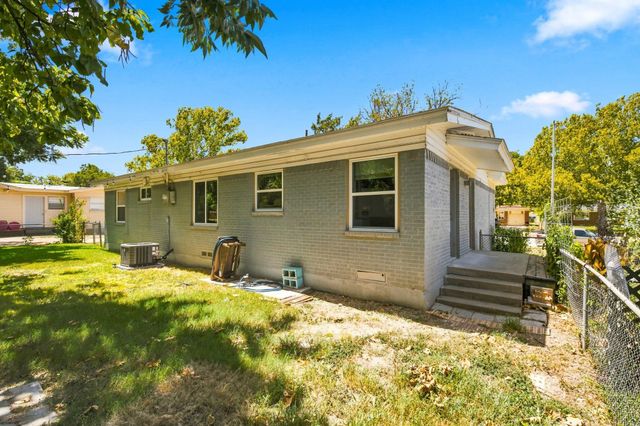 726 N Carrier Parkway, Grand Prairie, TX 75050