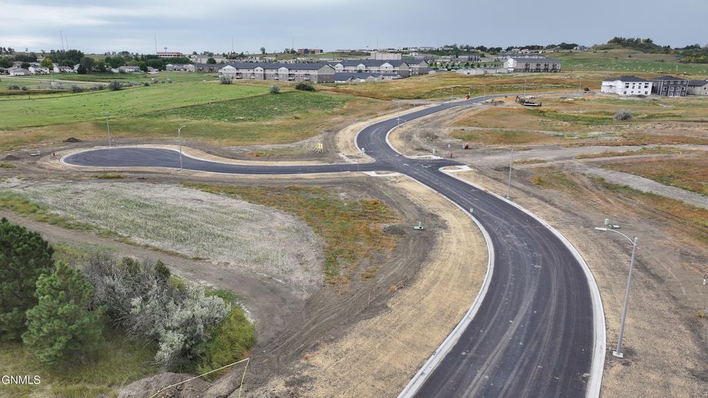 3405 Silver Leaf Avenue NW, Mandan, ND 58554 photo 4