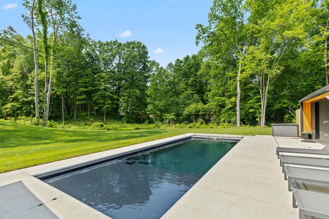 6346 Riverside Road, Fennville, MI 49408