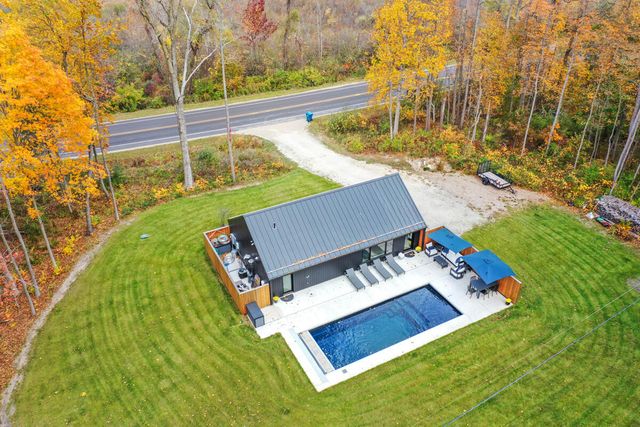 6346 Riverside Road, Fennville, MI 49408