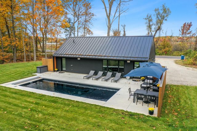 6346 Riverside Road, Fennville, MI 49408