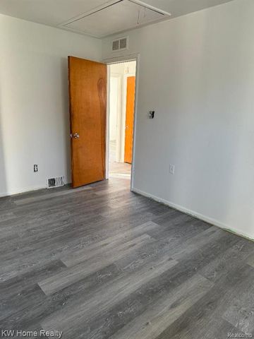 25630 W 10 Mile Road, Southfield, MI 48033