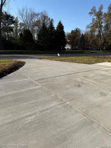 25630 W 10 Mile Road, Southfield, MI 48033