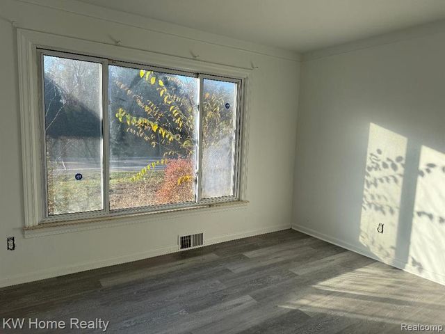 25630 W 10 Mile Road, Southfield, MI 48033