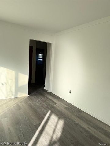 25630 W 10 Mile Road, Southfield, MI 48033