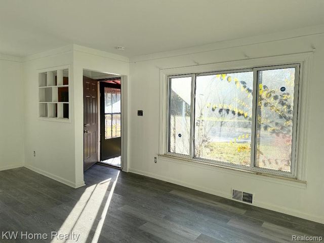 25630 W 10 Mile Road, Southfield, MI 48033