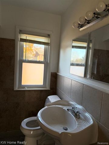 25630 W 10 Mile Road, Southfield, MI 48033