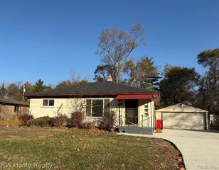 25630 W 10 Mile Road, Southfield, MI 48033