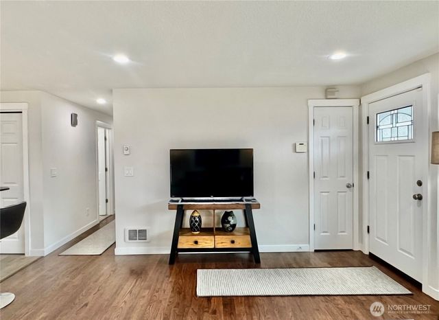 9521 Sharon Drive, Everett, WA 98204