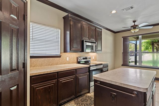 800 Joshua Drive, Burleson, TX 76028