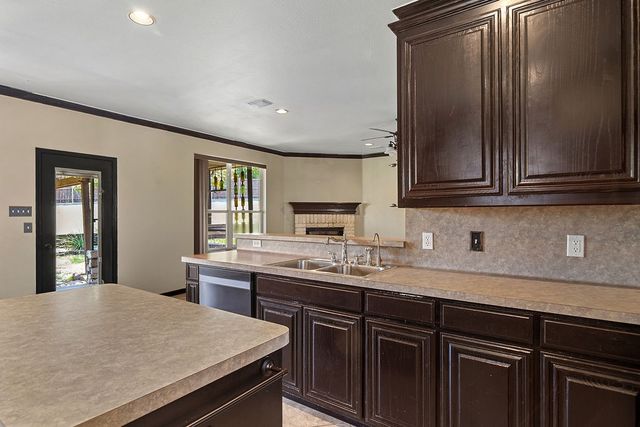800 Joshua Drive, Burleson, TX 76028