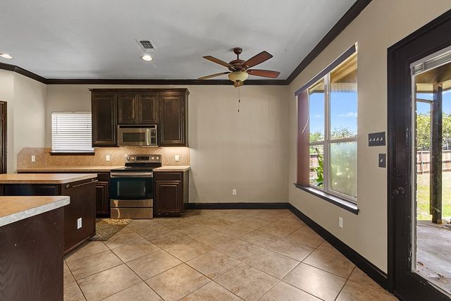 800 Joshua Drive, Burleson, TX 76028