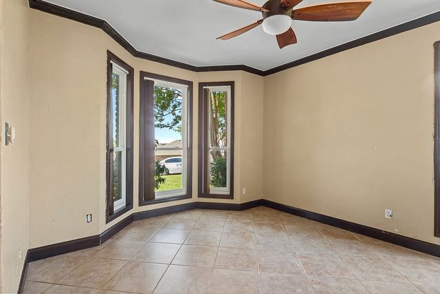 800 Joshua Drive, Burleson, TX 76028