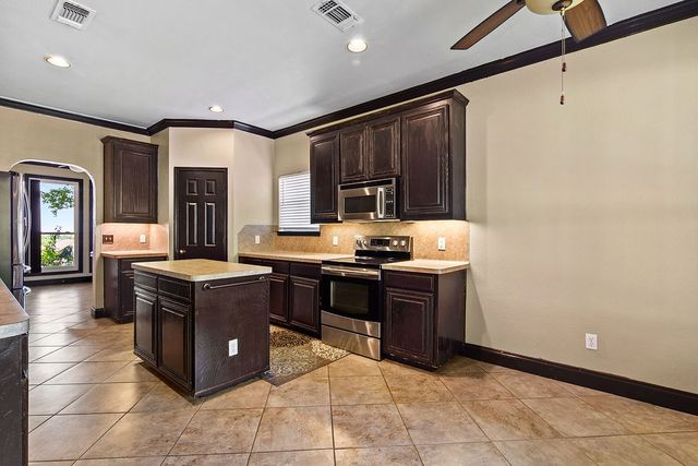 800 Joshua Drive, Burleson, TX 76028