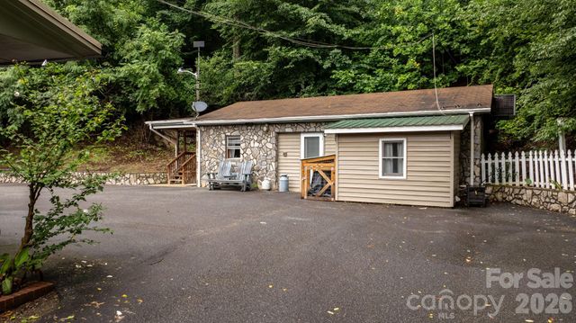1755 F M Mclean Place, Lenoir, NC 28645