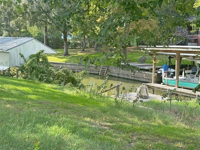 205 Lakeshore Drive, Onalaska, TX 77360