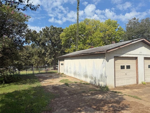 205 Lakeshore Drive, Onalaska, TX 77360