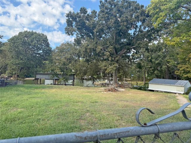 205 Lakeshore Drive, Onalaska, TX 77360