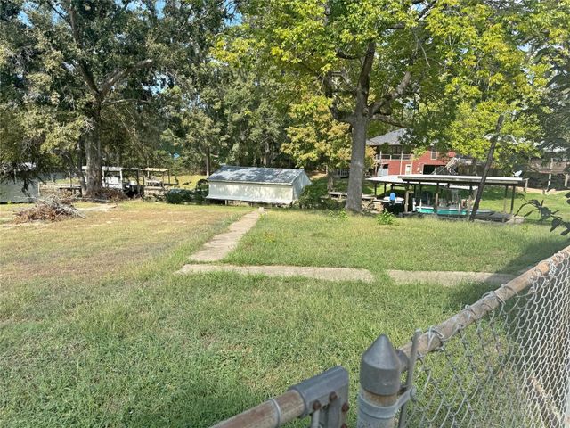 205 Lakeshore Drive, Onalaska, TX 77360