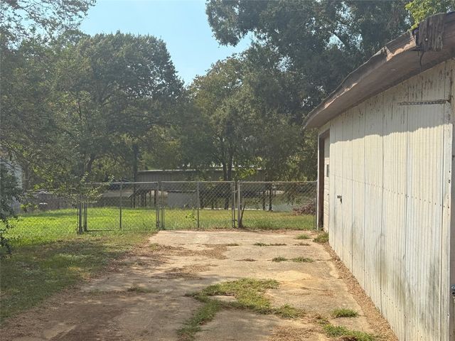 205 Lakeshore Drive, Onalaska, TX 77360