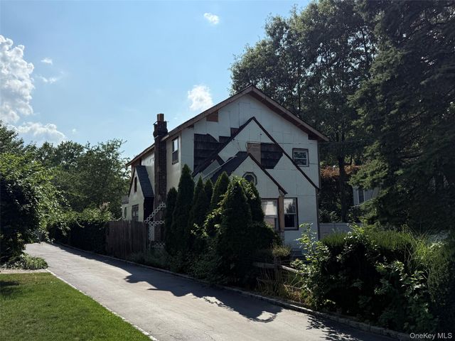 1014 Washington Drive, Centerport, NY 11721
