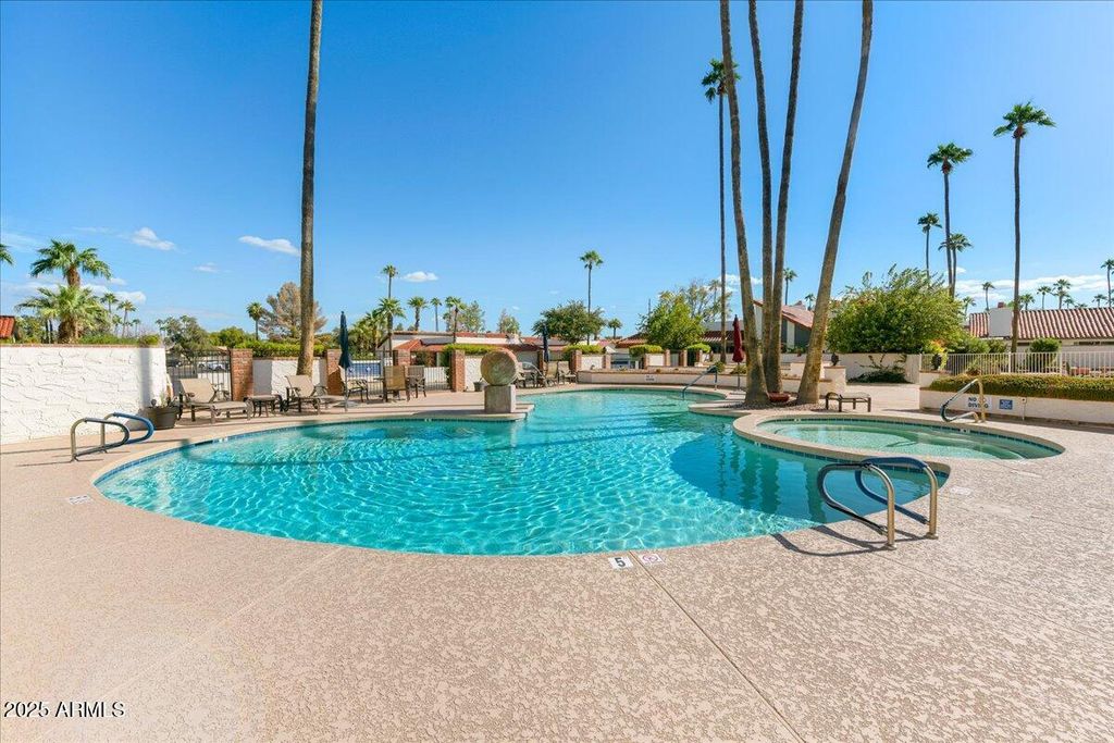 Image 17 of property listing at 5738 N SCOTTSDALE Road, Scottsdale, AZ 85253