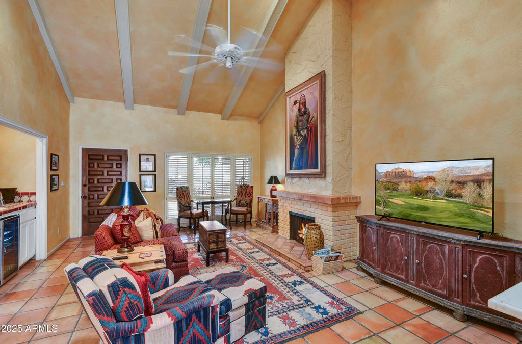 Image 4 of property listing at 5738 N SCOTTSDALE Road, Scottsdale, AZ 85253