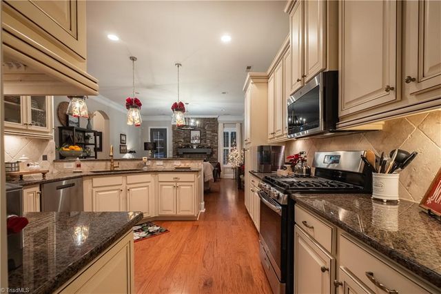 5584 Foxgate Circle, Winston-salem, NC 27106