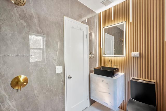 2350 SW 26th St, Miami, FL 33133