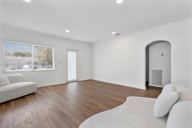 2350 SW 26th St, Miami, FL 33133