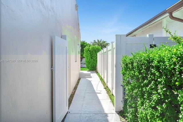 2350 SW 26th St, Miami, FL 33133