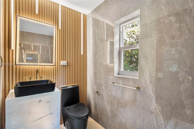 2350 SW 26th St, Miami, FL 33133