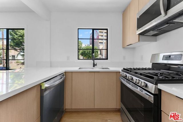 8730 Holloway Drive, West Hollywood, CA 90069