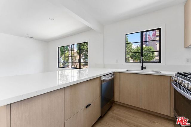 8730 Holloway Drive, West Hollywood, CA 90069