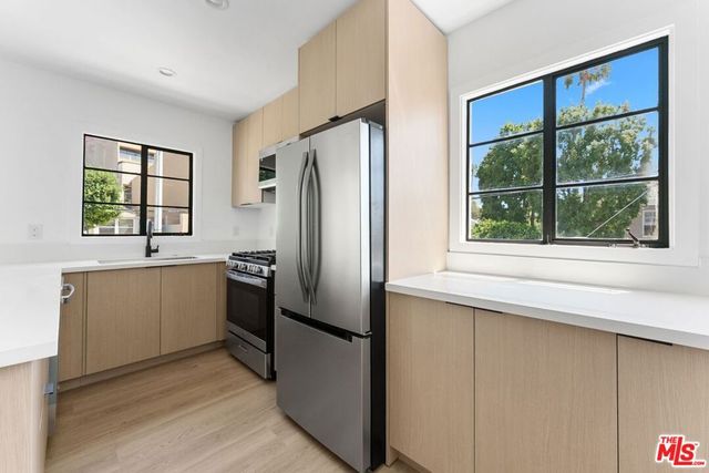 8730 Holloway Drive, West Hollywood, CA 90069