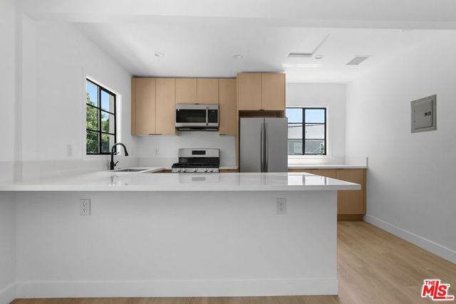 8730 Holloway Drive, West Hollywood, CA 90069