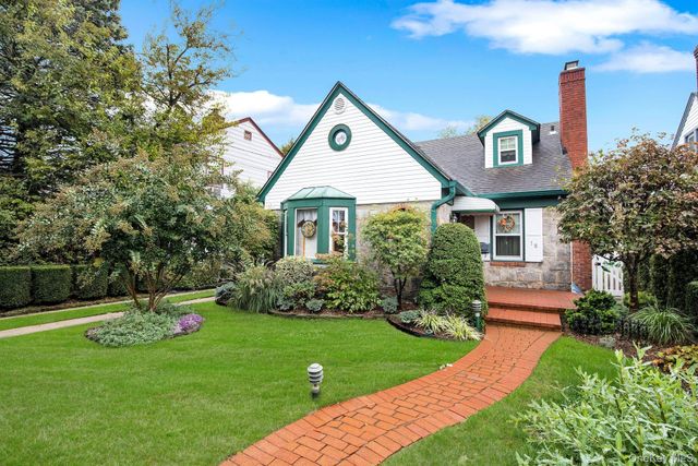 18 School Street, Malverne, NY 11565