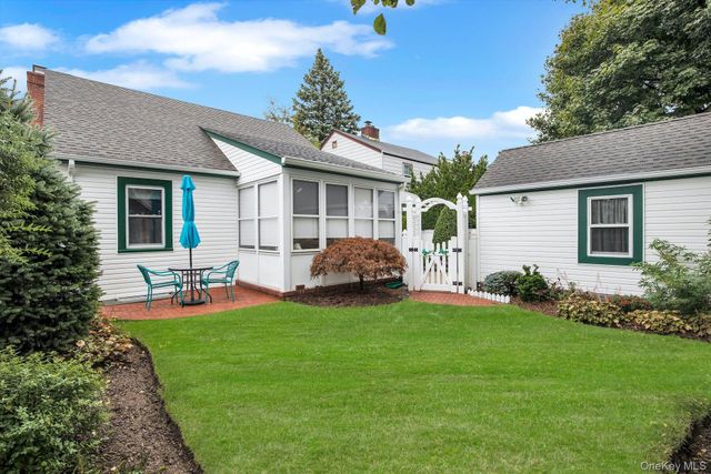 18 School Street, Malverne, NY 11565