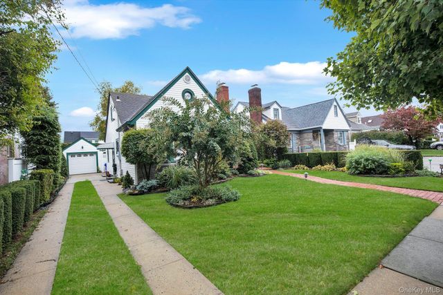 18 School Street, Malverne, NY 11565