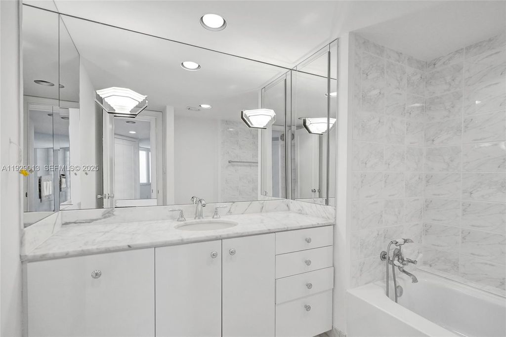 Image 18 of property listing at 550 S Ocean Blvd Ph-05, Boca Raton, FL 33432