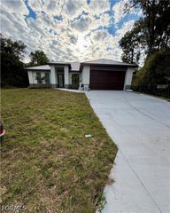 490 Christopher CT, Labelle, FL 33935
