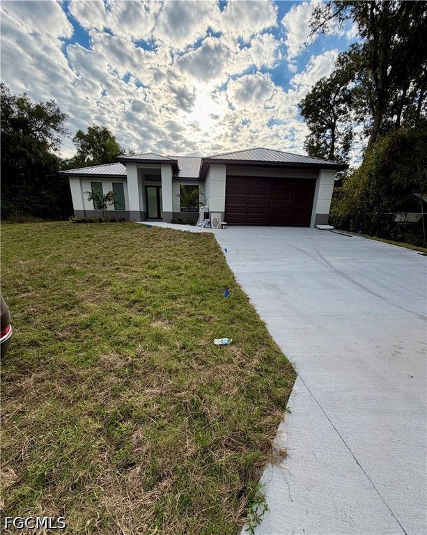 490 Christopher CT, Labelle, FL 33935