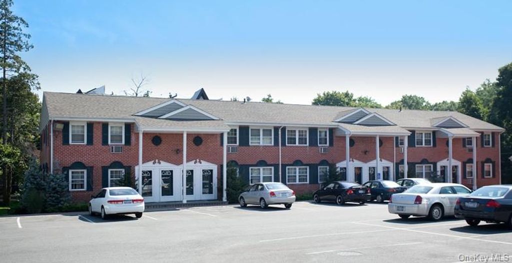 64 S Clinton Avenue 2B, Bay Shore, NY 11706