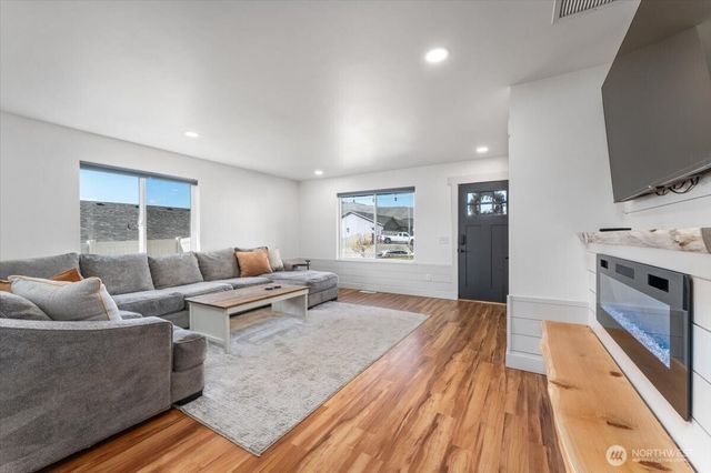 3949 NE Vista Del Rey Drive, East Wenatchee, WA 98802