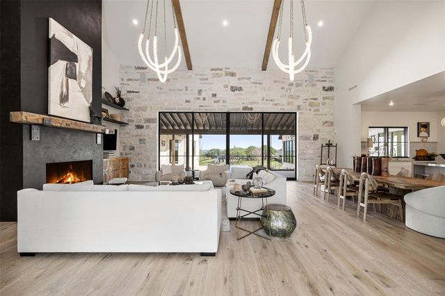 4 Creek Hollow WAY, Spicewood, TX 78669