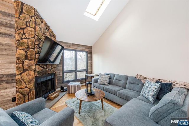 5 Wimbledon Drive 2, Vernon, NJ 07462