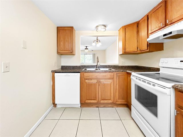 6336 NEWTOWN CIRCLE 36B2, Town N Country, FL 33615