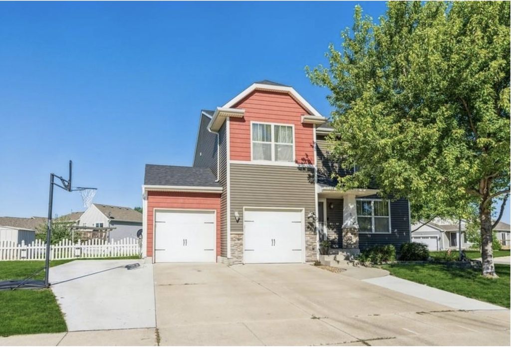 3204 Maple Drive SW, Bondurant, IA 50035