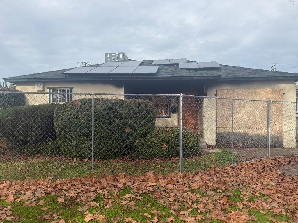 23 E Strother Avenue, Fresno, CA 93706